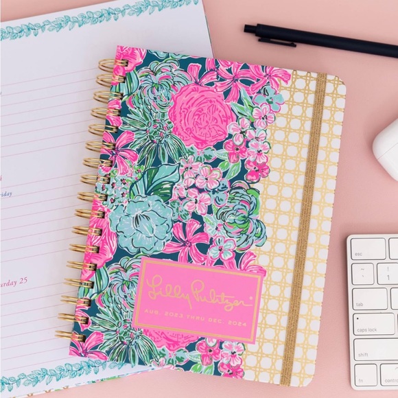 π Lilly Pulitzer Daily Planner 23-24, Large Agenda Hardcover! - Picture 2 of 14
